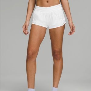 Lululemon hotty hot white 2.5 inseam size 4 low rise